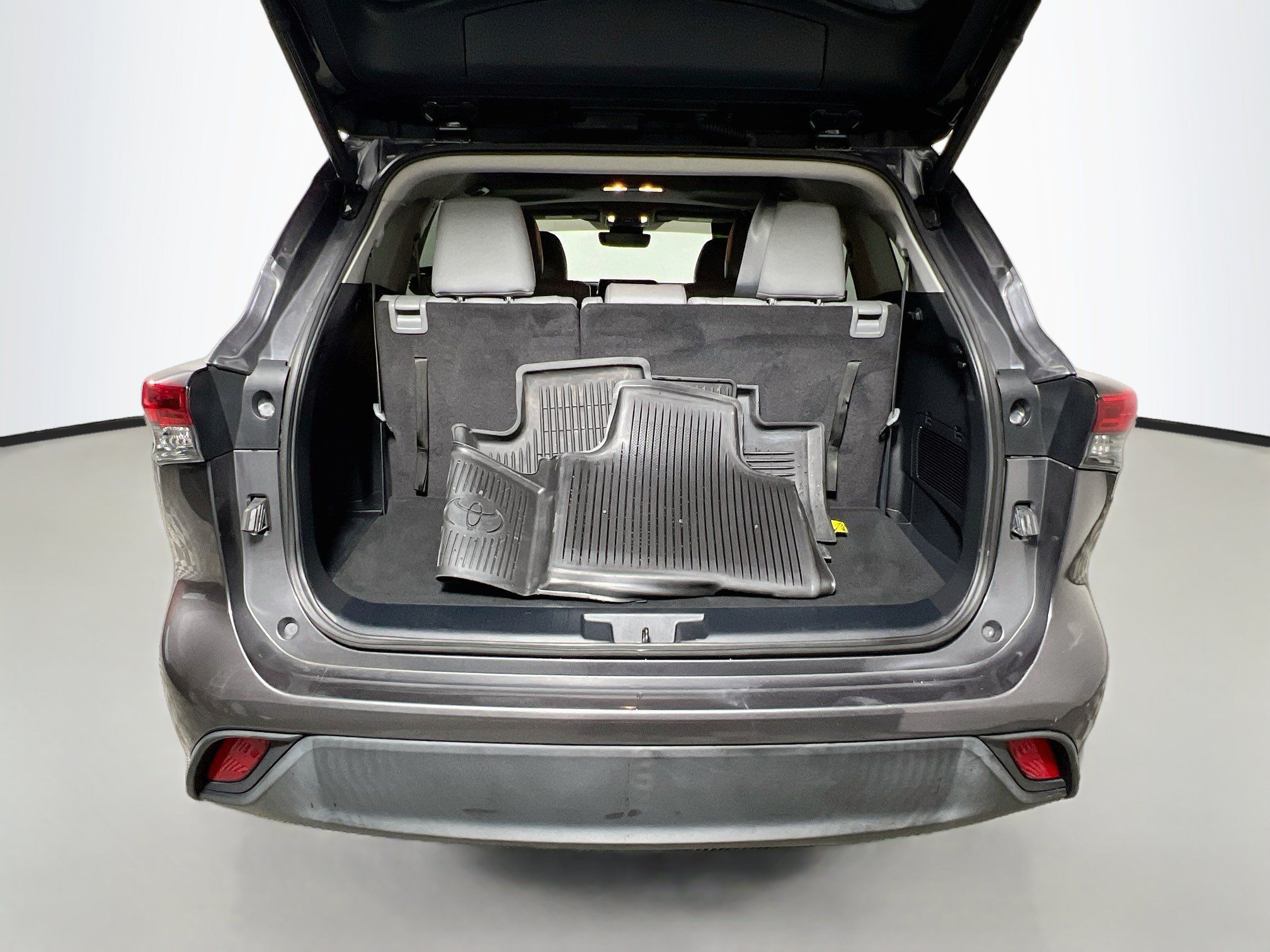 Used 2023 Toyota Highlander XLE FWD image 34