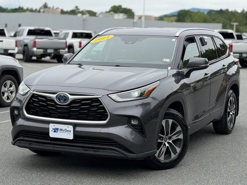 Used 2021 Toyota Highlander XLE AWD/4WD image 1