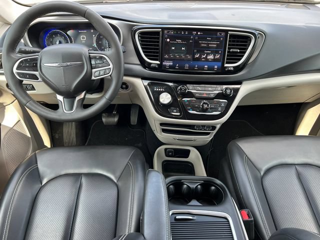 Used 2023 Chrysler Pacifica Touring-L FWD image 2