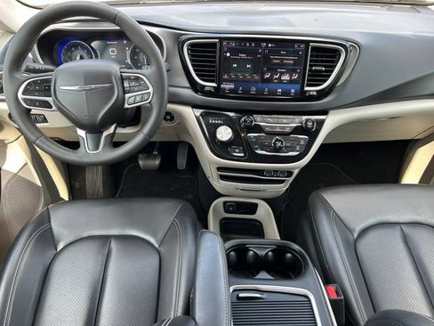 Used 2023 Chrysler Pacifica Touring-L FWD image 2