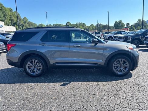 Used 2023 Ford Explorer XLT w/ XLT Sport Appearance Package AWD/4WD image 9