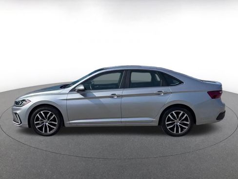 Used 2025 Volkswagen Jetta SE image 9