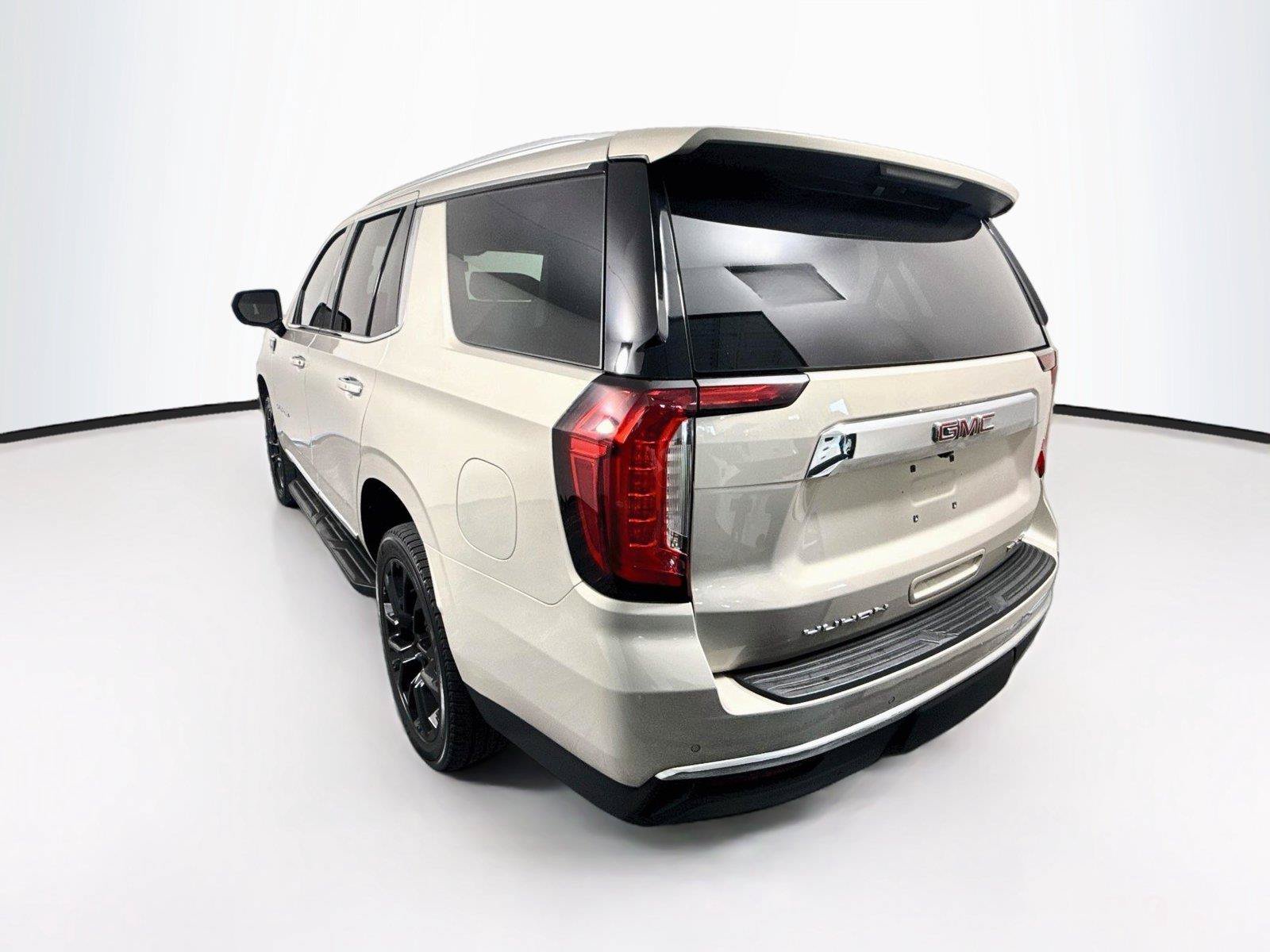 Used 2023 GMC Yukon SLT AWD/4WD image 3