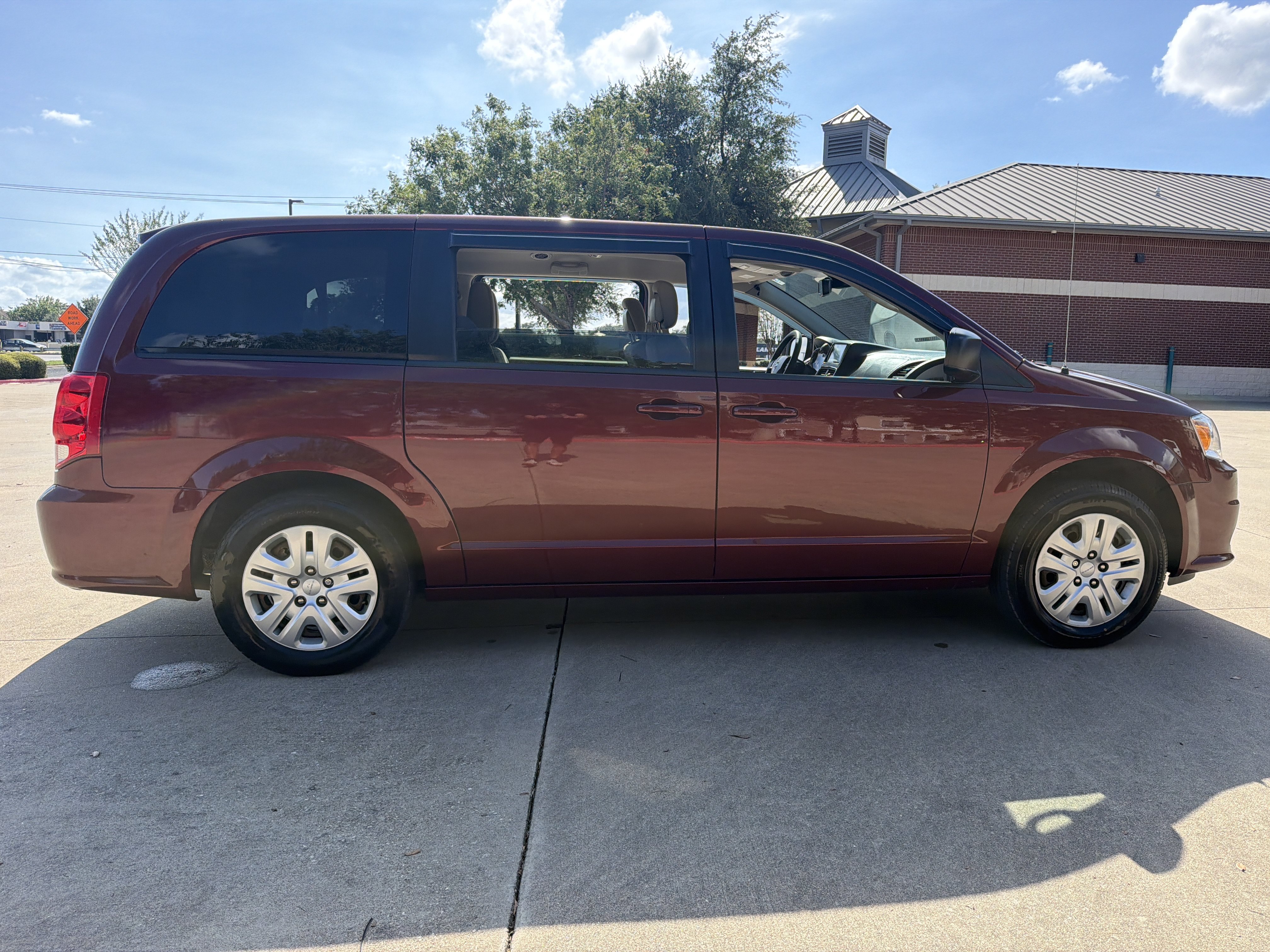 Used 2018 Dodge Grand Caravan SE w/ UConnect Hands-Free Group FWD image 7