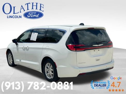 Used 2024 Chrysler Pacifica Touring-L FWD image 3