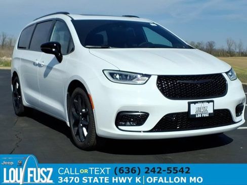 New 2026 Chrysler Pacifica Select w/ S Appearance Package FWD image 1