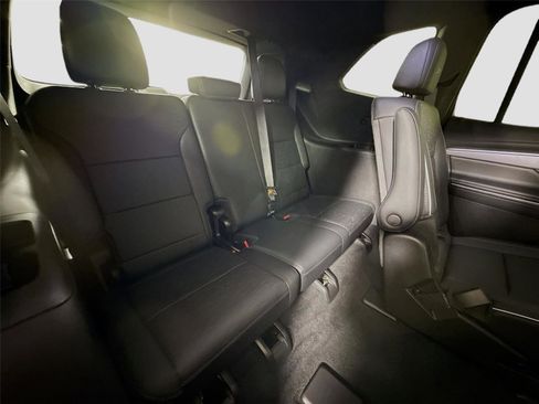 Used 2025 Buick Enclave Sport Touring AWD/4WD image 31