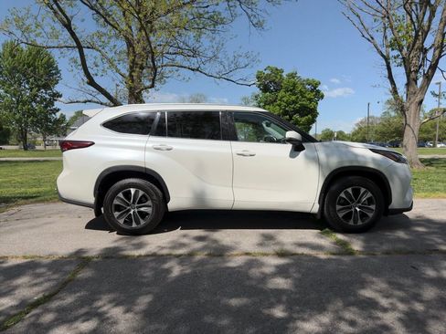 Used 2021 Toyota Highlander XLE AWD/4WD image 37