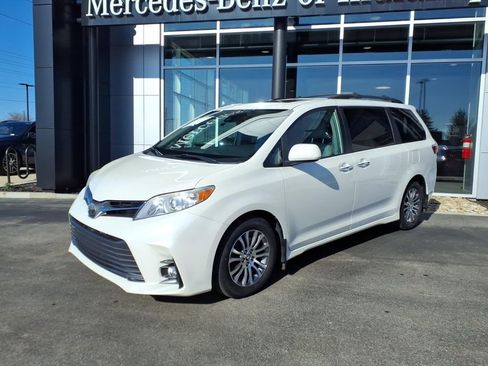 Used 2019 Toyota Sienna XLE Premium image 2