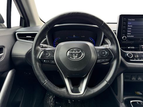 Used 2022 Toyota Corolla Cross XLE w/ Convenience Package FWD image 12