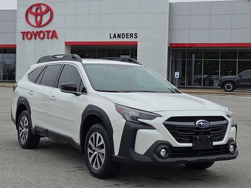 Used 2025 Subaru Outback Premium AWD/4WD image 1