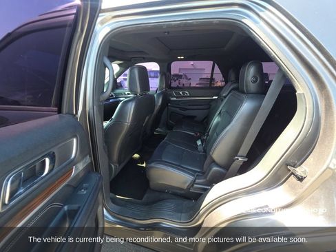 Used 2018 Ford Explorer Limited w/ Ford Safe & Smart Package FWD image 12