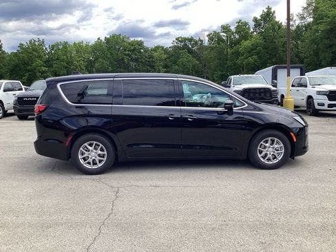 New 2027 Chrysler Pacifica Select FWD image 8