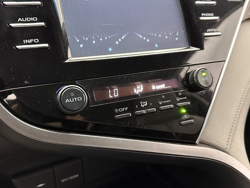 Used 2018 Toyota Camry SE image 13