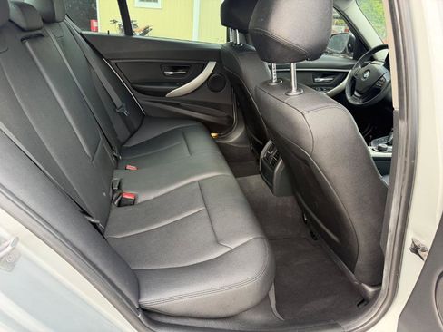 Used 2017 BMW 320i Sedan RWD image 15
