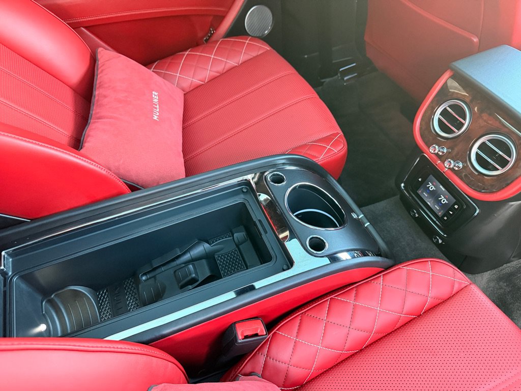 Used 2018 Bentley Bentayga AWD/4WD image 26