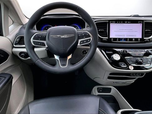 Certified 2024 Chrysler Pacifica Touring-L image 11