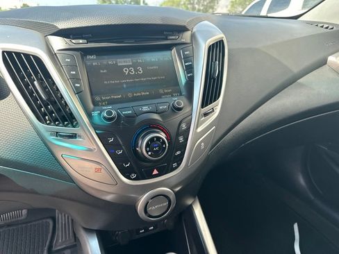 Used 2016 Hyundai Veloster FWD image 10