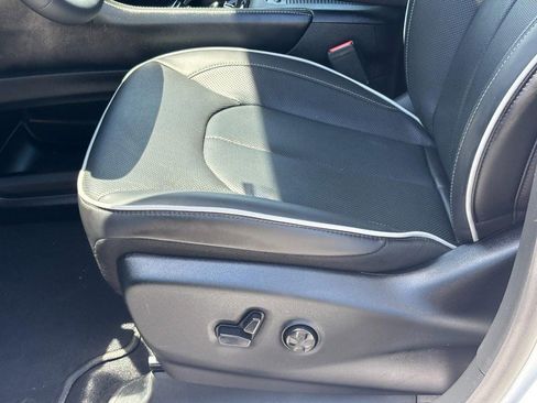 Used 2026 Chrysler Pacifica Limited FWD image 16