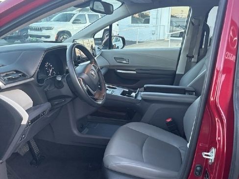 Used 2023 Toyota Sienna XLE image 14