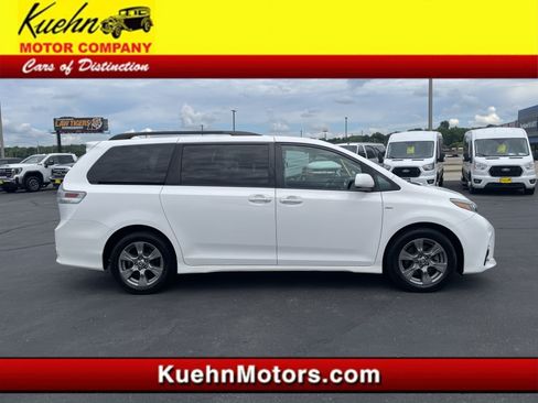 Used 2019 Toyota Sienna SE w/ SE Preferred Package AWD/4WD image 1