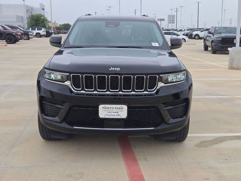 Used 2023 Jeep Grand Cherokee Laredo w/ Luxury Tech Group I RWD image 8