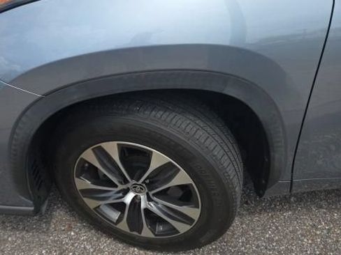 Used 2021 Toyota Highlander XLE FWD image 2