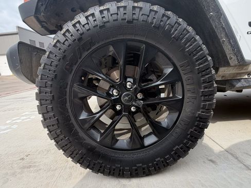 Certified 2025 Jeep Gladiator Sport AWD/4WD image 20