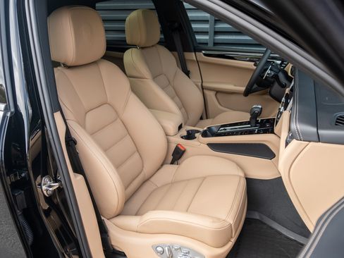 Certified 2026 Porsche Macan AWD/4WD image 37