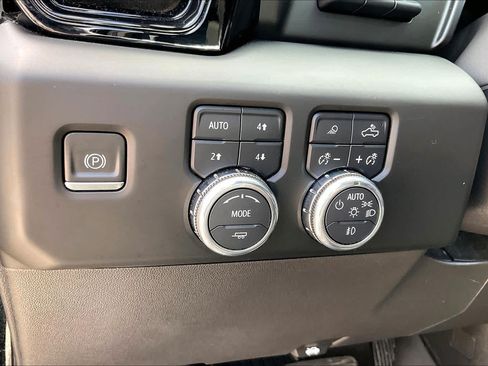 Used 2022 GMC Sierra 1500 AT4 w/ AT4 Premium Package AWD/4WD image 15