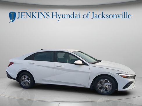New 2025 Hyundai Elantra SE FWD image 2
