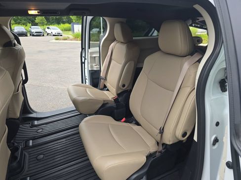 Certified 2024 Toyota Sienna XLE FWD image 17