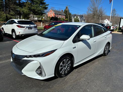 Used 2022 Toyota Prius Prime Limited image 2