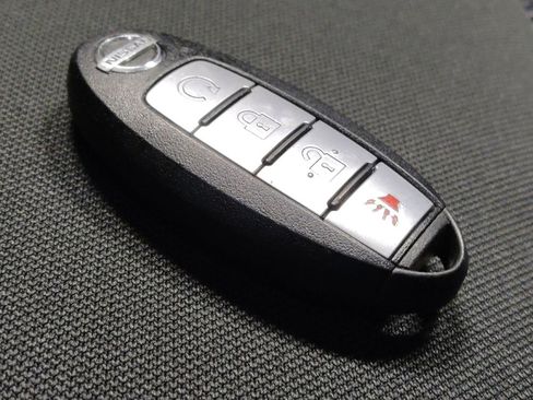 Used 2020 Nissan Pathfinder SV image 32