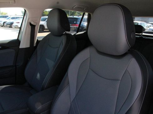 Certified 2025 Volkswagen Tiguan SE FWD image 11