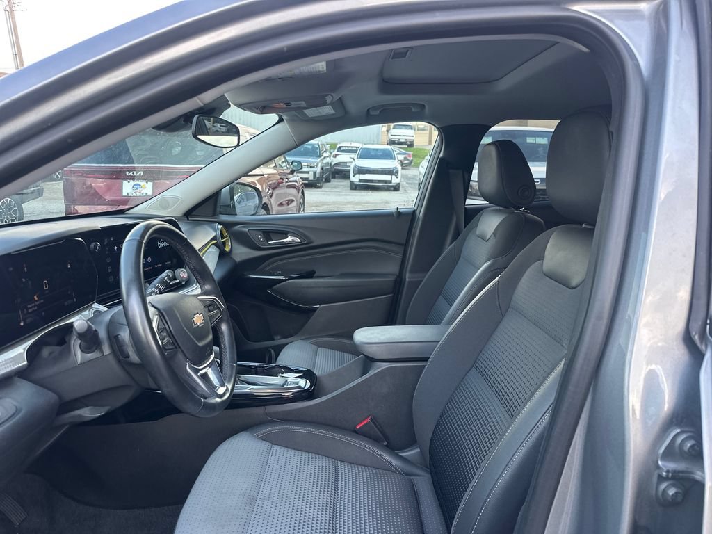 Used 2024 Chevrolet Trax LT w/ Sunroof Package FWD image 42