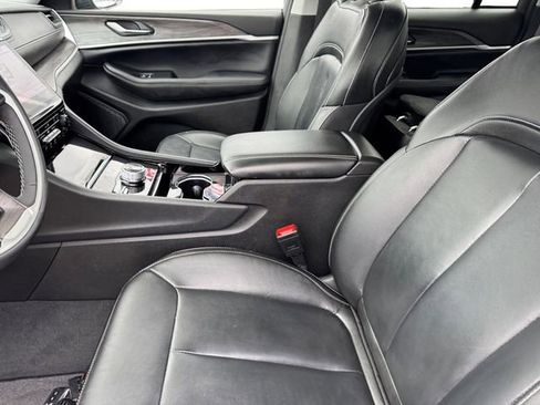 Used 2023 Jeep Grand Cherokee Limited w/ Black Appearance Package image 12