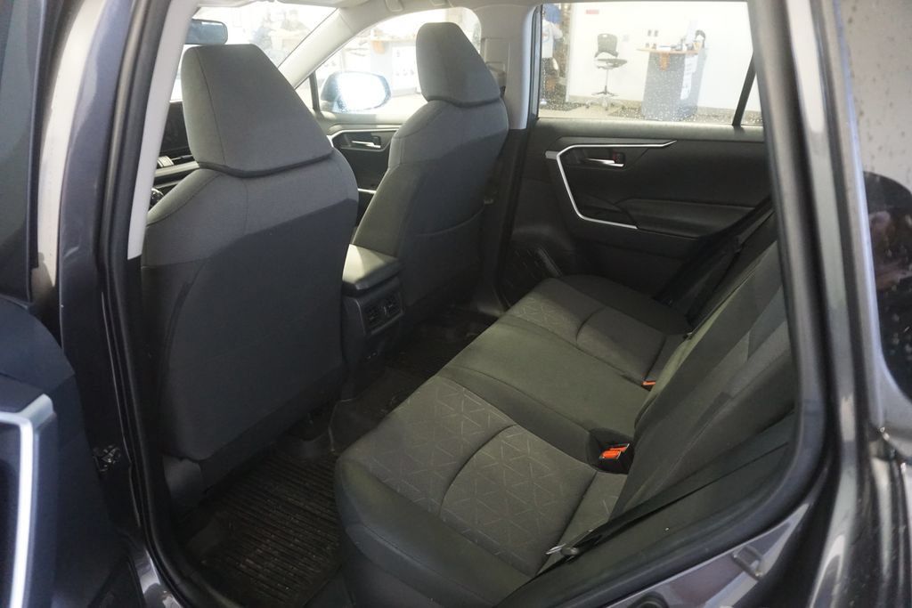 Used 2025 Toyota RAV4 XLE AWD/4WD image 19