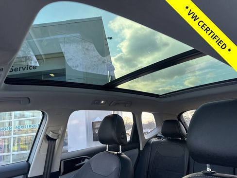 Certified 2022 Volkswagen Taos SE w/ Panoramic Sunroof Package image 13