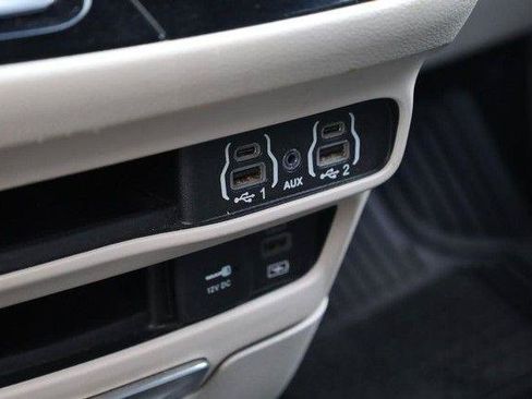 Used 2022 Chrysler Pacifica Touring-L FWD image 17