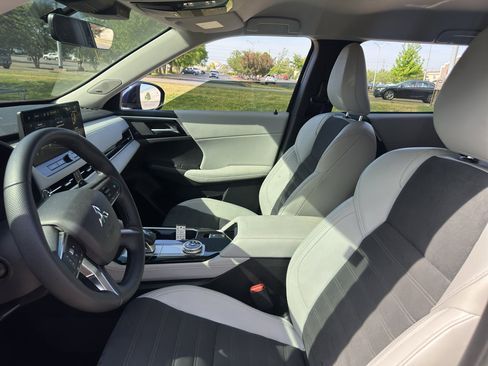 Used 2025 Mitsubishi Outlander SE image 16