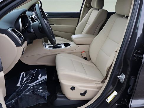 Used 2019 Jeep Grand Cherokee Laredo image 12