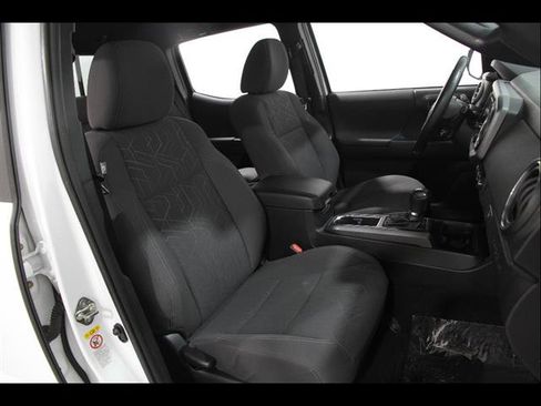 Used 2018 Toyota Tacoma TRD Sport w/ Technology Package image 16