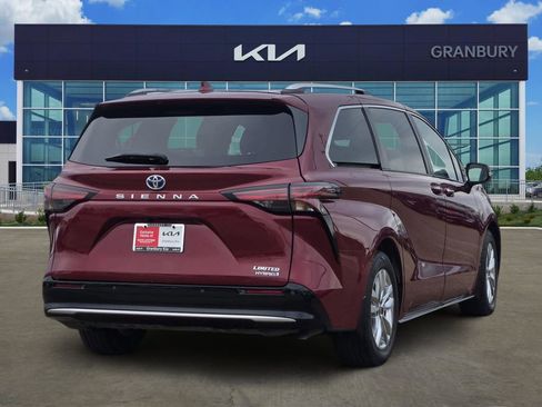 Used 2022 Toyota Sienna Limited FWD image 5