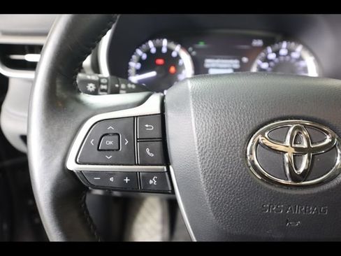 Used 2024 Toyota Highlander XLE FWD image 37