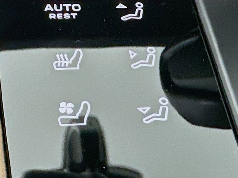 Certified 2023 Porsche Macan AWD/4WD image 23