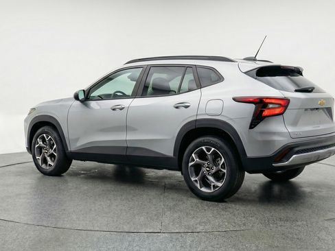 Used 2025 Chevrolet Trax LT w/ LT Convenience Package image 6