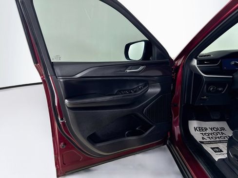 Used 2023 Jeep Grand Cherokee Altitude AWD/4WD image 11