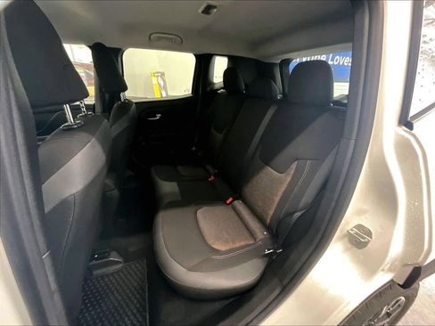 Used 2023 Jeep Renegade Latitude AWD/4WD image 15