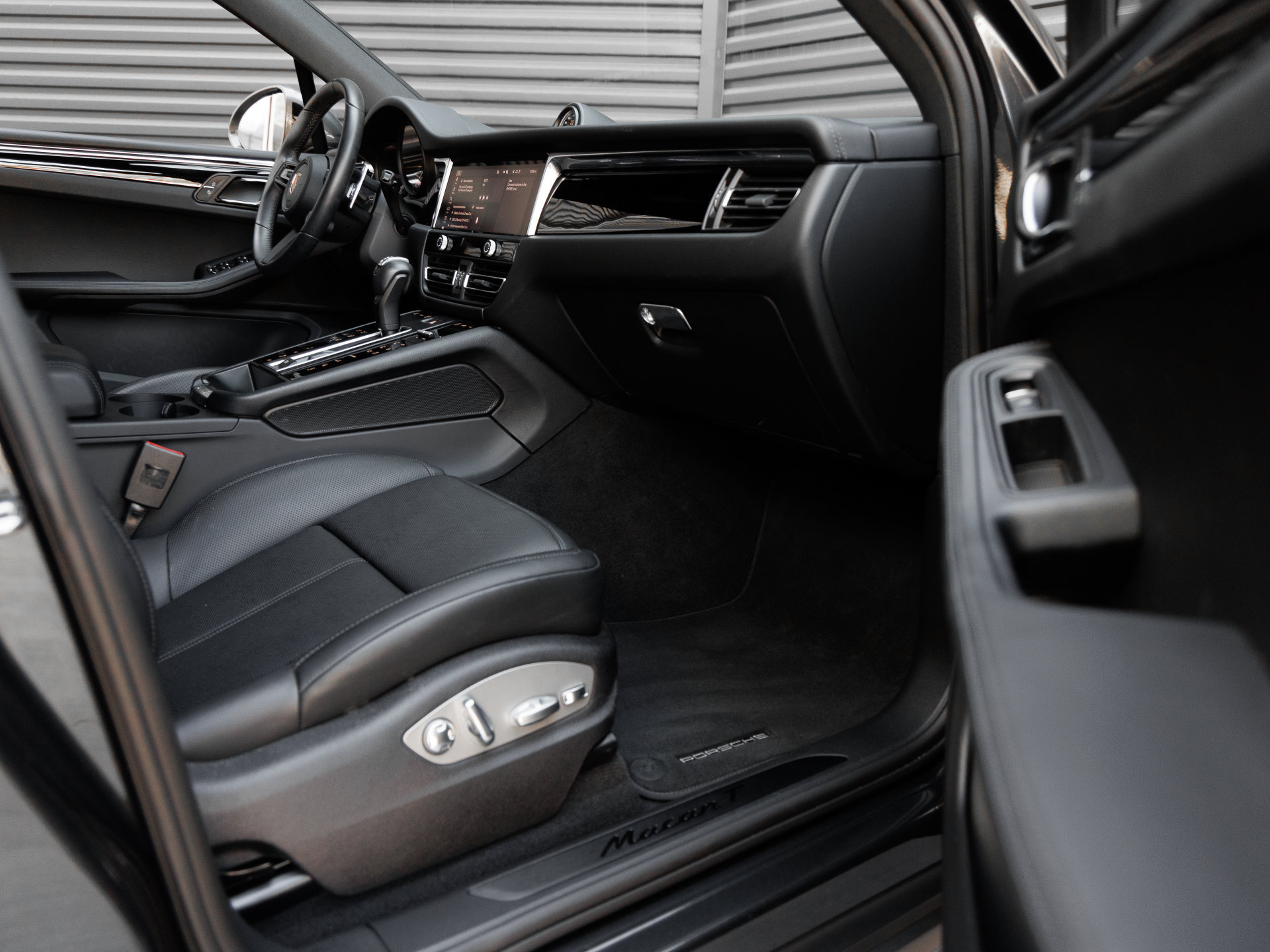 Certified 2026 Porsche Macan Turbo AWD/4WD image 35